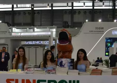 驚！SNEC展會出現史前動物 暴龍帶你逛展會