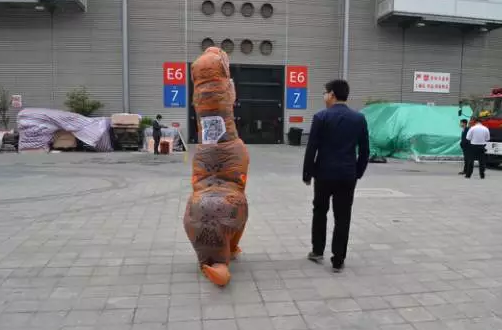 驚！SNEC展會出現史前動物 暴龍帶你逛展會