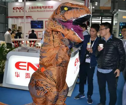 驚！SNEC展會出現史前動物 暴龍帶你逛展會