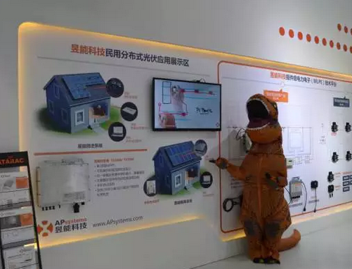 驚！SNEC展會出現史前動物 暴龍帶你逛展會