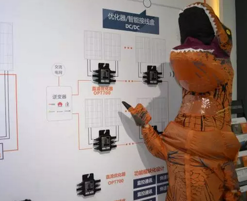 驚！SNEC展會出現史前動物 暴龍帶你逛展會