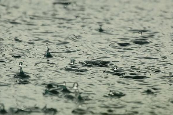 雨滴也能發電？能量轉化率達85% 可與太陽能結合