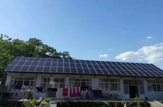 夏日天氣熱!用電緊張，電費高，怎么辦? 王大爺卻不在乎