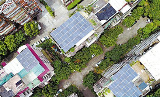 屋頂上加了塊光伏板 降溫且能發電賺錢