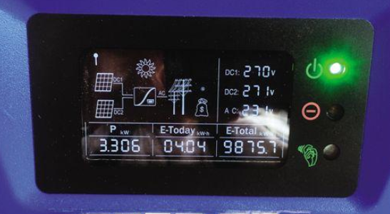 屋頂上加了塊光伏板 降溫且能發電賺錢！