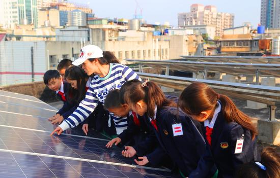 武漢5所學校獲贈太陽能發電系統 每年電費可節省10%