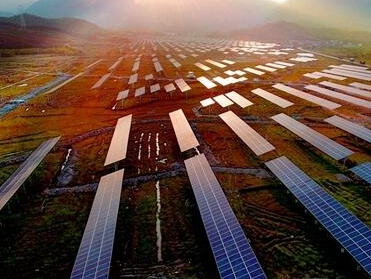 福建占地面積最大光伏發電站一期太陽能光伏板安裝成功