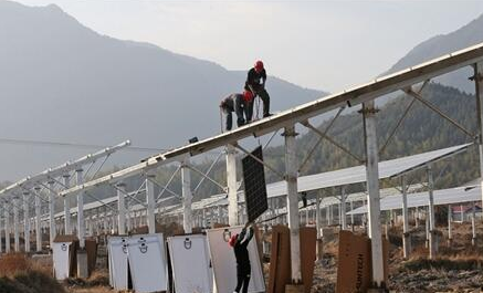 福建占地面積最大光伏發電站一期太陽能光伏板安裝成功