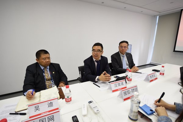 TUV南德意志大中華集團管理服務部總監汪微波先生(中)接受媒體采訪