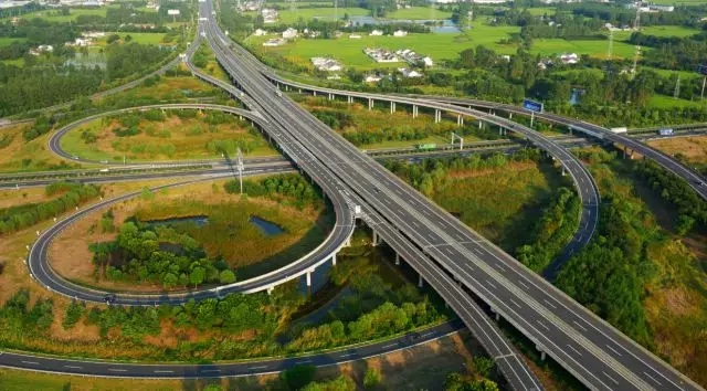 江蘇省高速公路首批互通區分布式光伏電站并網投運