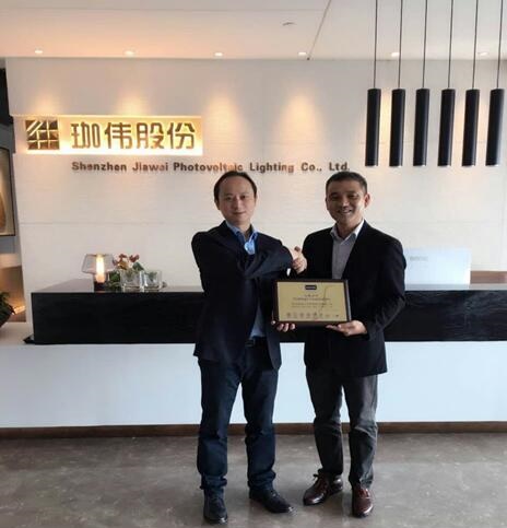 Intertek天祥集團電子電氣事業部華南區總監謝秀杰先生(右)為珈偉集團CEO李靂先生(左)授牌