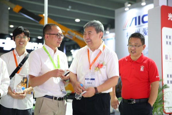 中國南方電網公司科技部副主任鄭耀東先生參觀德力西電氣展臺