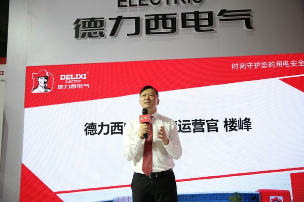 中國南方電網公司科技部副主任鄭耀東先生參觀德力西電氣展臺