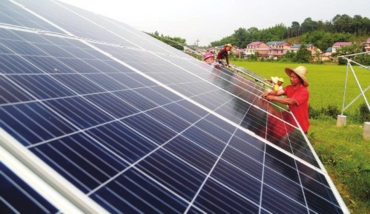 6月20日，在江西峽江縣硯溪鎮金坊村光伏電站項目現場，工人在加緊施工。