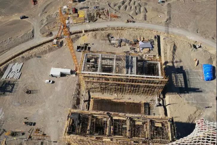 中電工程哈密50MW塔式光熱發電項目廠前區封頂，吸熱塔施工至94米