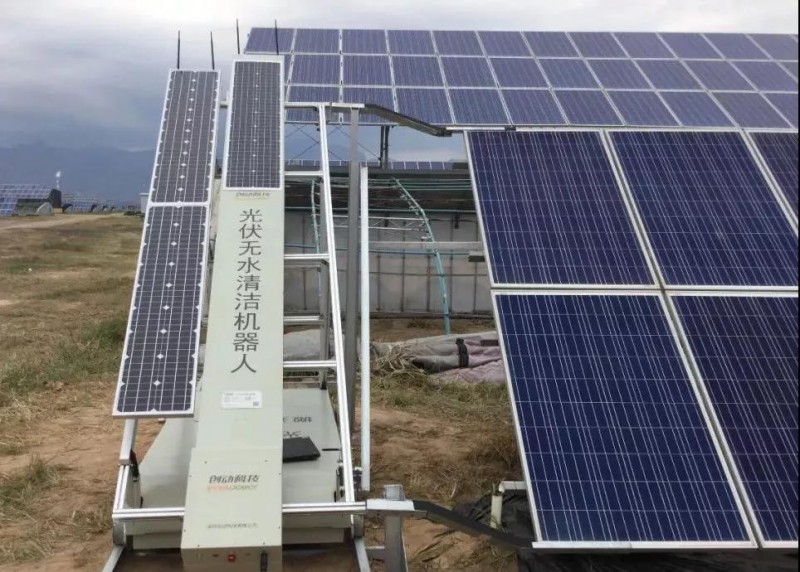 有創動光伏無水清潔機器人代班，咱光伏人國慶可以輕松浪啦！