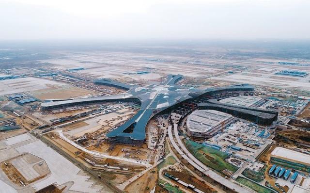 北京大興國際機場跑道周邊 首次鋪設光伏系統