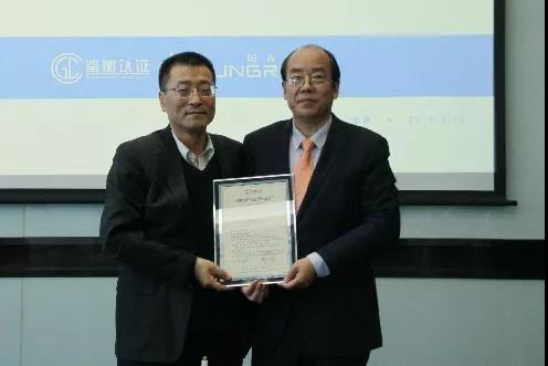 鑒衡向陽光電源、華為、禾望頒發國內首批逆變器新能標認證證書